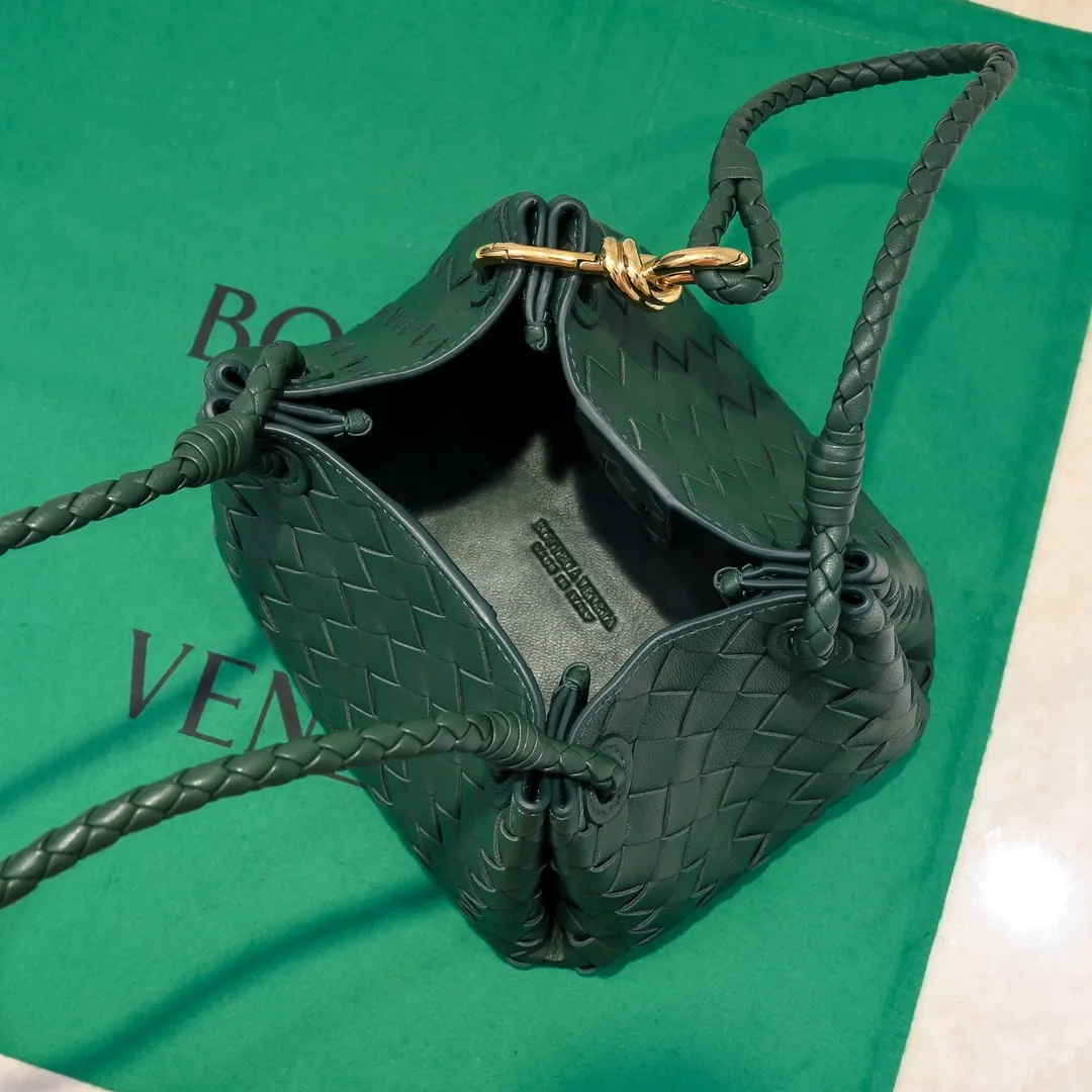 Batch 1760 BV home is new! Andiamo combines Bottega Veneta archives parachute handbags to inherit retro elements and integrate modern trends. The same style as Shu Qi's Beijing Night. It is a continuation of the classic bag. It has three functions: hand carry, shoulder and cross-body. It is embellished with metal brass knot buckles. The capacity of the small one is amazing. It can easily hold sunglasses in a box/small bottle of water/powder powder/charger and other daily necessities when going out. The upper body is versatile. Style number: 6569 Size: 21*17*16.5cm